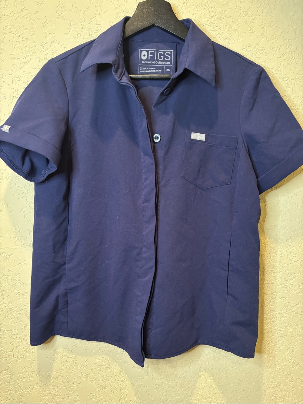 FIGS Men's Techical Collection Short Sleeve Button-Up Shirt in Navy